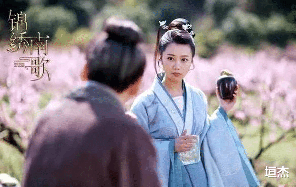 王彦霖|7位女星古装梳“单马尾”,杨幂灵动惊艳成经典,李沁却输了