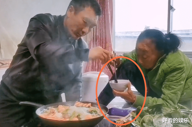 李玉成|85岁马玉琴“盘腿坐炕头”吃饭引争议,网友:真把自己当块宝