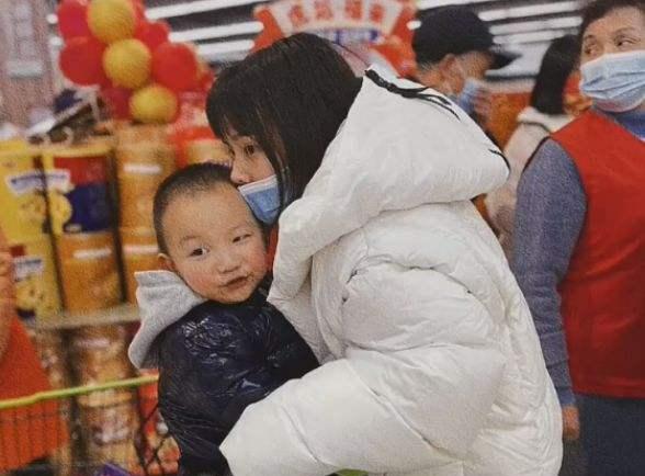 许敏|熊磊深夜晒旧照感慨时光匆匆，青涩照片首次曝光，引网友热议