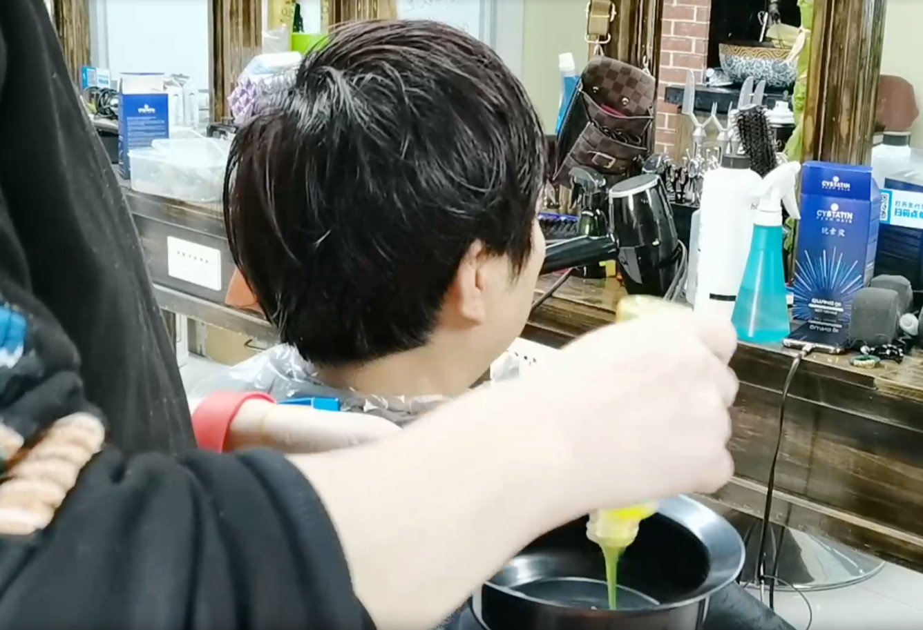 卷发 女人过了50岁就别留长卷发了，推荐一款短发纹理烫，时尚又显年轻