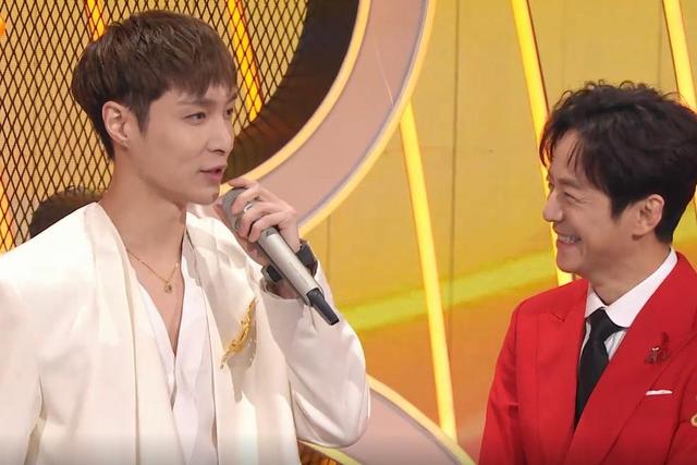 何炅|何炅采访张艺兴声音沙哑,父亲去世不满一个月,连轴转身体不佳