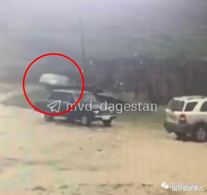 一家4口开车出门旅行,在景区意外坠崖全家人都身亡,监控拍下画面