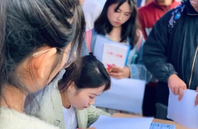 大学生|HR讽刺求职大学生：不知几斤几两？名校毕业要求月薪5千也过分？