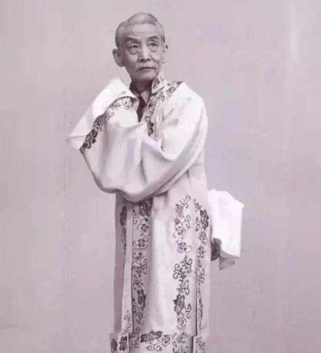 京剧|京剧男旦中年之后弊端就显现了,体态的变化、嗓音的变化影响很大