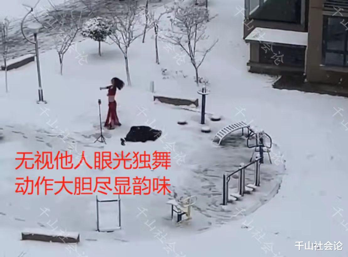 |女子穿纱裙雪中跳舞，身材火辣动作大胆，网友：夏天穿得都比她多