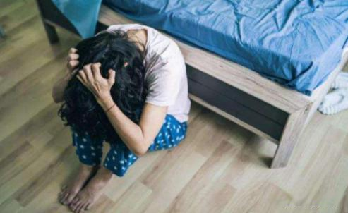 男子与大姨姐同睡时连襟归来:人躲床下狗吠闹铃响,有何警示?