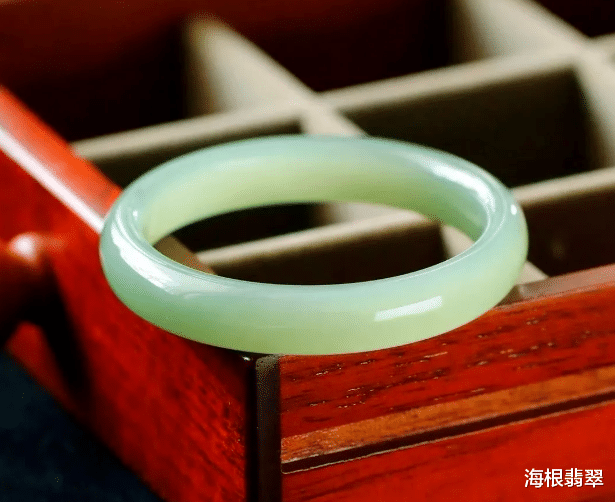 翡翠手镯|你知道除了翡翠手镯比较适合夏日,还有哪些玉石手镯适合呢?