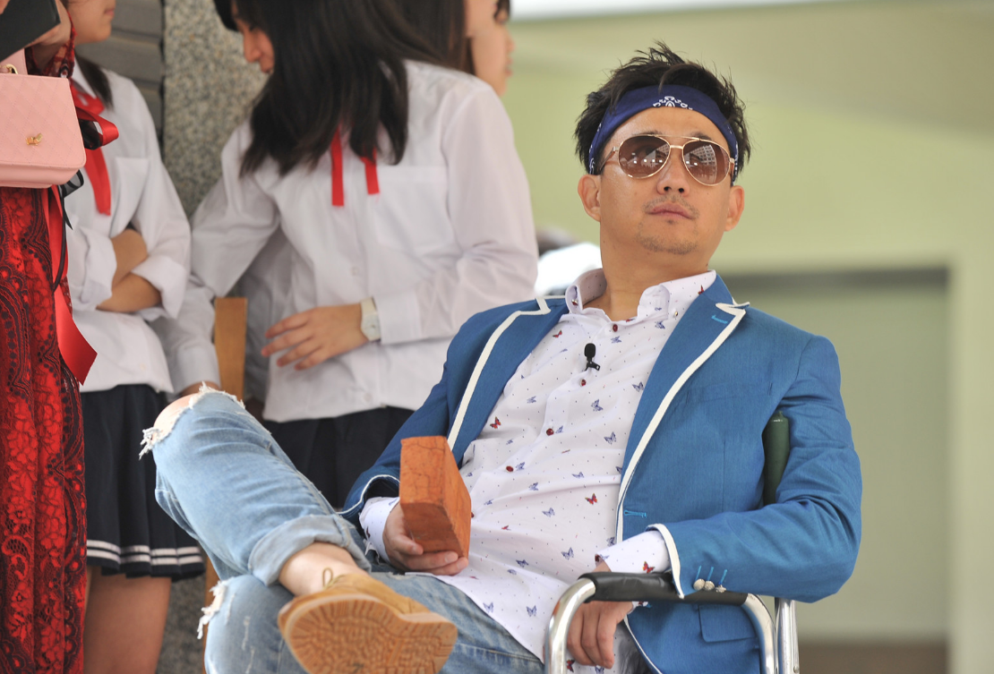 平安|与各界大咖称兄道弟，又和流量后辈结为师徒，黄磊的人脉有多广？