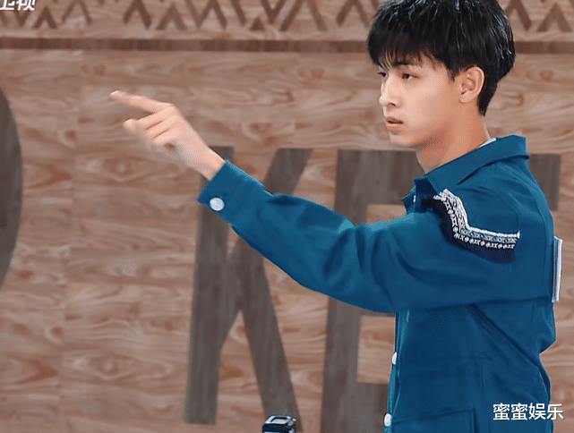 经典|杨颖的手意外受伤，依然笑着不娇气，主动喂蔡徐坤喝牛奶互动太甜