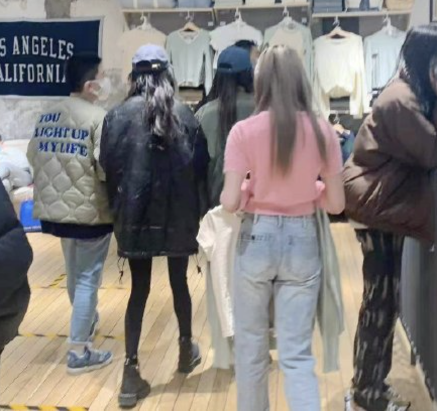 杨幂|杨幂晒射箭照，手拿弓箭姿势帅气，一条高腰紧身裤展现完美好身材