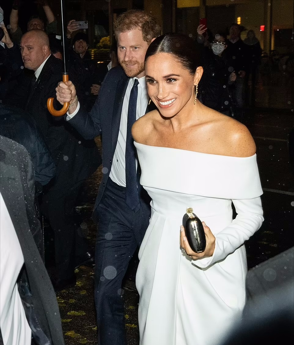 颁奖礼|梅根终于放大招!穿露肩白裙闪耀颁奖礼好惊艳,却被吐槽模仿凯特