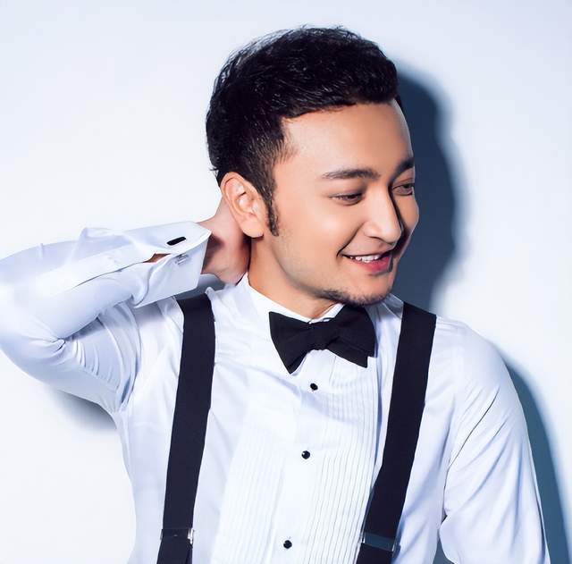 尼格买提|春晚主持人尼格买提：事业风生水起，结婚9年却背上不孝之名