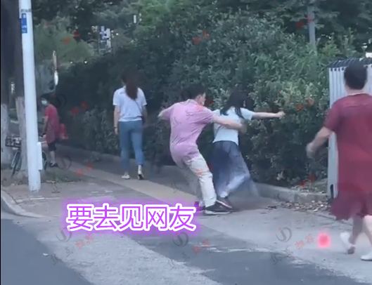 中年男子抱住女子不放手,女子挣扎不哭喊,路人:女儿要去见网友