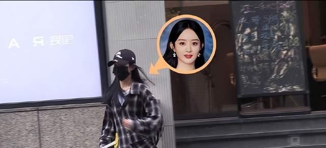 赵丽颖 赵丽颖独自做美发，格子衫戴棒球帽装扮低调，被赞最美辣妈