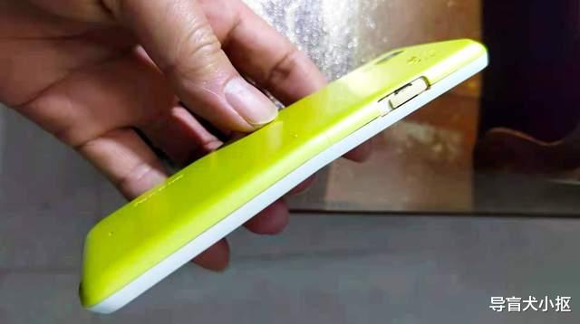 |被遗忘的联想s300，被称作国产版香蕉手机，弯曲造型有新意