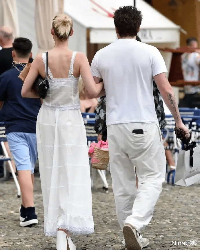贝克汉姆儿媳逛街，穿吊带配10cm高跟打扮清凉，儿子穿衣邋遢好油腻