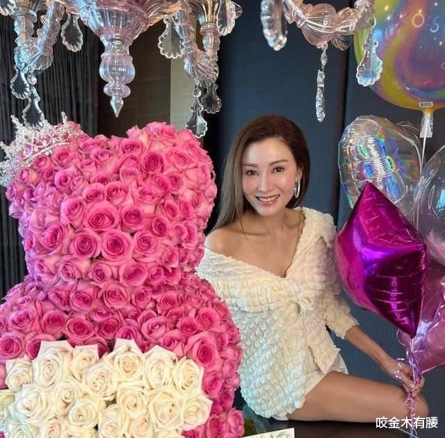 许晋亨|许晋亨街边酒馆会友,无视邻桌俩美妞,网友喊话李嘉欣:家风好严