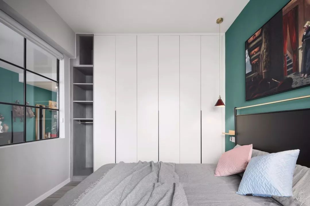 小户型在衣柜上留出一排搁架,使用方便看起来也大气