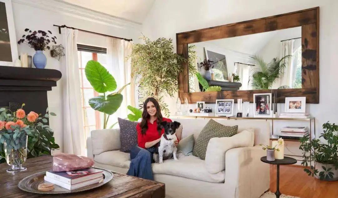 好莱坞|她20岁凭一部剧火遍全球,30岁过气隐退,如今却靠古堡豪宅翻红