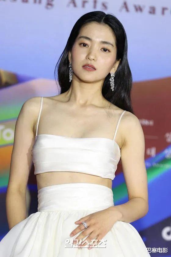 百想大赏红毯：林允儿惊艳，秀智美貌被束缚，朴宝剑腮肿了两个大