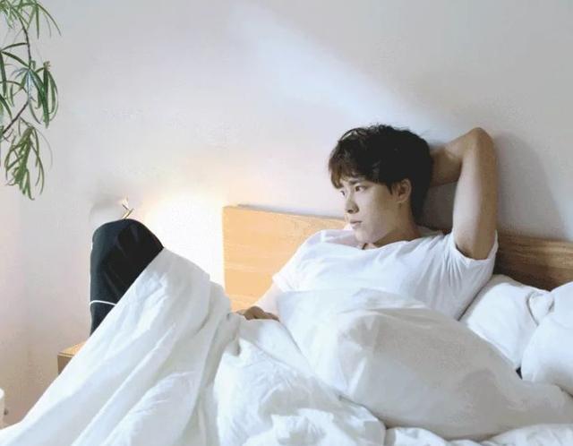 李易峰|李易峰事件女主人脉广,与陈伟霆互相关注,和王思聪是多年好友