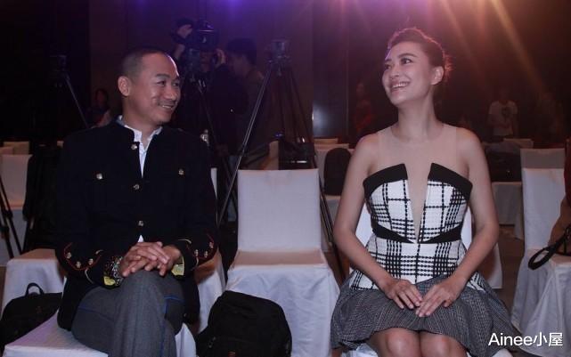 |应采儿虽然不瘦,但是穿迷你拼接裙挺娇俏的,肉肉的才甜美