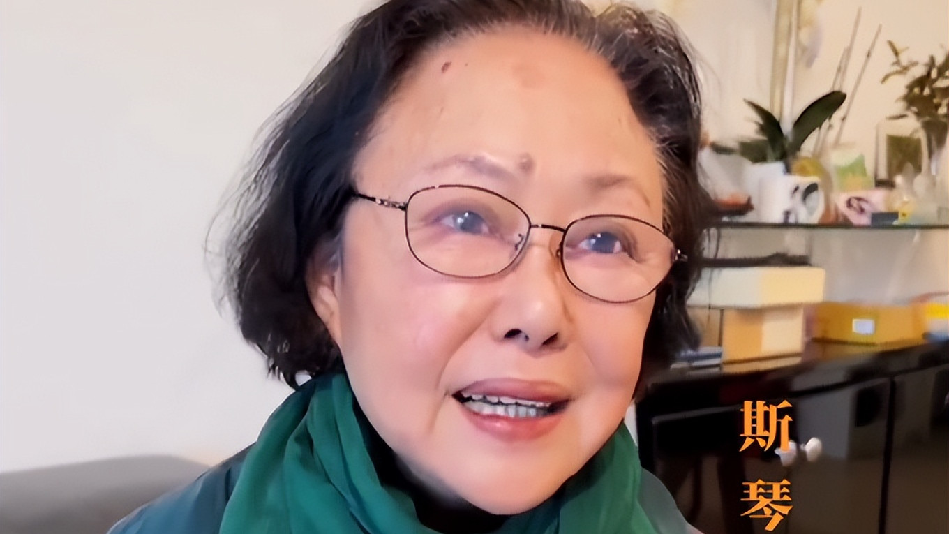 斯琴高娃|老戏骨斯琴高娃丧夫后罕露面，头发花白发际线飙升，72岁独居国外