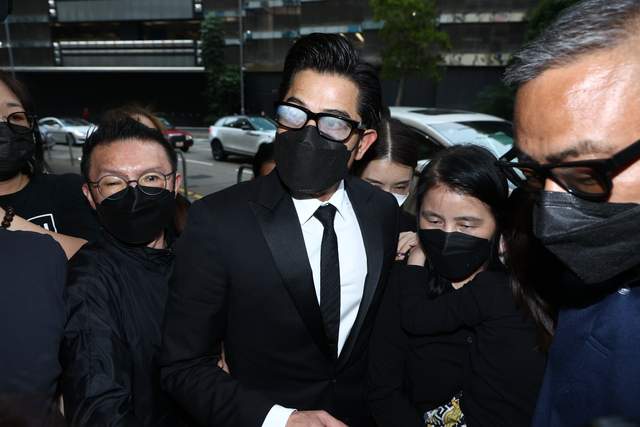 郭富城|经纪人小美父亲设灵,郭富城带妻女及岳母到场拜祭,透露会扶灵