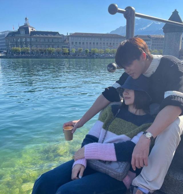 kimberly|Mark说漏嘴:快要到重要的日子了,Kimberly每天都在看礼服