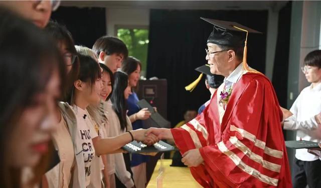 李易峰|李易峰作品被下架,母校撤下其海报,伤透川影校友的心,与其割舍