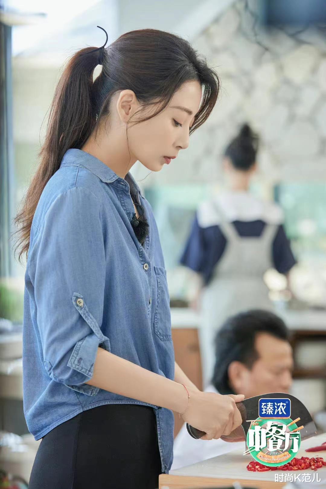 口红 殷桃《中餐厅》新造型，牛仔衬衫搭马尾，休闲简约气质很出众