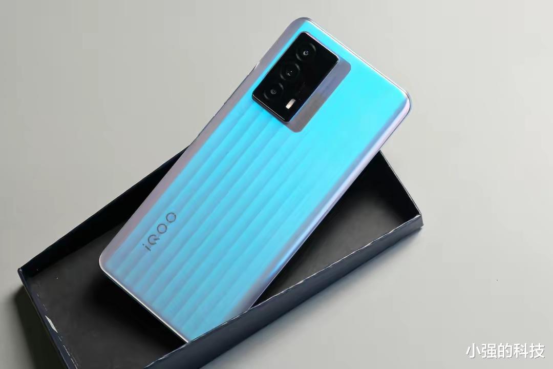 iqoo|iqoo手机虽好但也不是每款都好 这三款高配低价同价位中的佼佼者