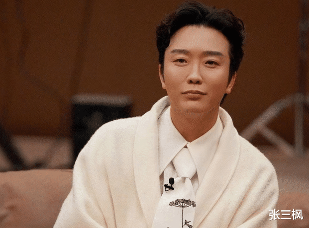 李玉刚|又是不死癌症？李玉刚坐轮椅上节目，上楼梯弯腰无力需搀扶引担忧