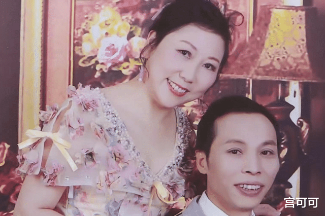 49岁丈夫来酒店找妻子,妻子房间内走出一男子,是背叛还是误会?
