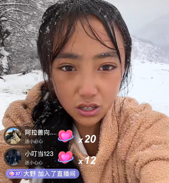 女网红“村姑人设”直播装穷,网友:无底线作秀,私下是名媛