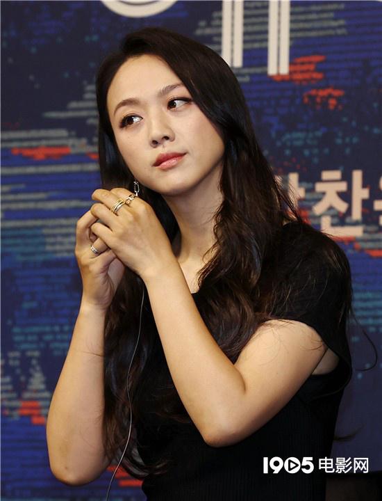 电视剧|汤唯现身韩国宣传《分手的决心》小黑裙优雅大方