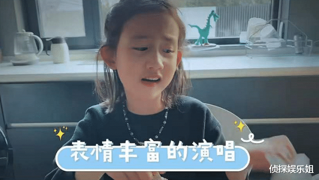 孙莉|孙莉晒8岁女儿，多妹戴豹纹纱巾涂红唇臭美，翻白眼念绕口令萌翻
