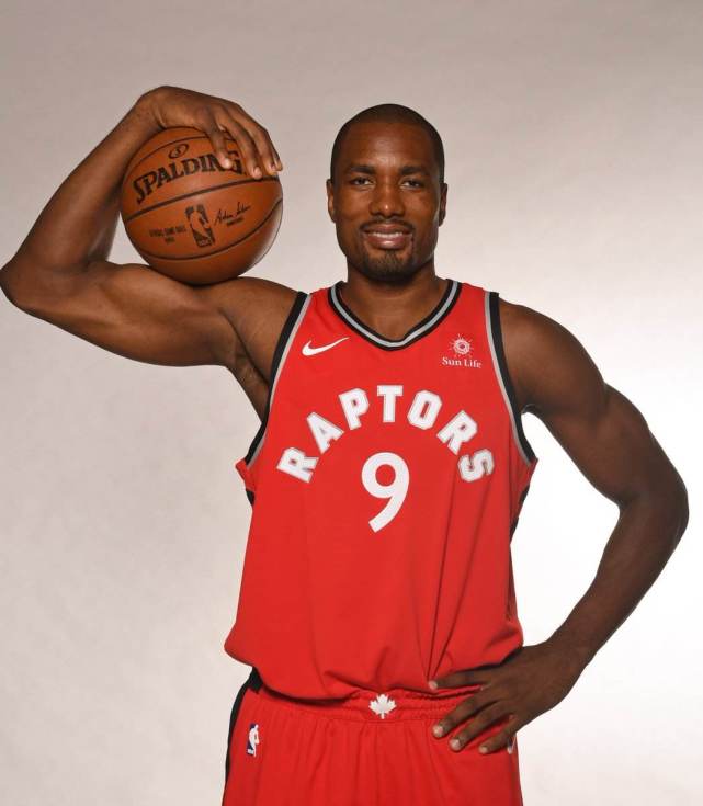 伊巴卡|街头要饭到NBA总冠军！8岁丧母赡养17个兄弟姐妹，伊巴卡有多励志？