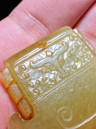 和田玉籽料|清乾隆 和田玉籽料 黄玉 玉钺 博古兽面纹 斧形珮 挂件