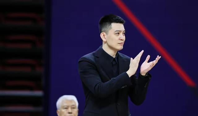 辽宁男篮|裁判吹罚都不背人了！还好辽篮够硬，要不谁能打过广东苏伟？
