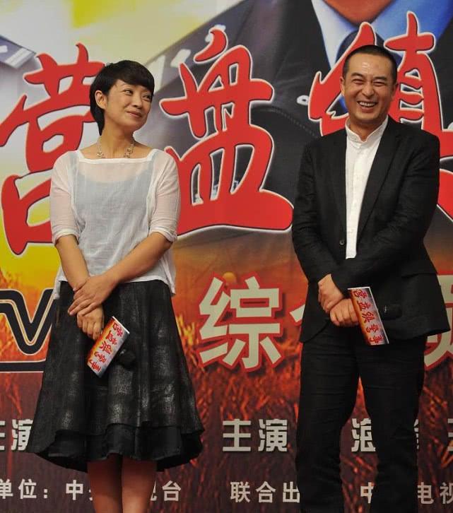 男神|张嘉译夫妇跟好友合影，两人穿情侣装好恩爱，就是驼背更严重了