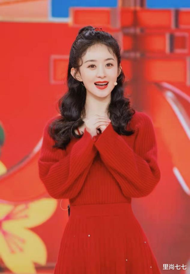 tvc|赵丽颖春晚真低调，穿4千套装坐姿乖巧，洋娃娃发型太养眼