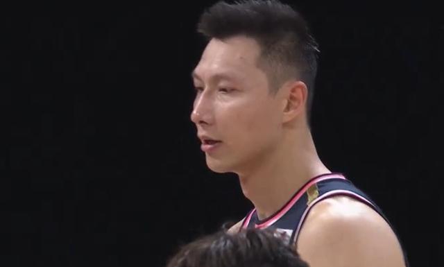 辽宁男篮|2打1都失误！辽宁队大胜却暴露缺点，杨毅：想夺冠必须改到坏毛病