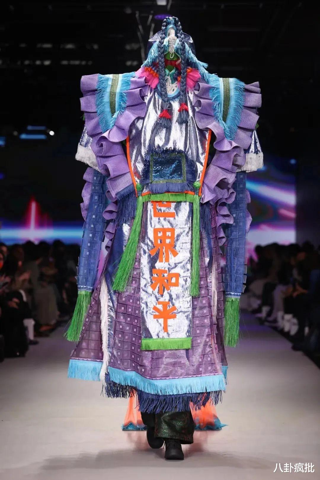 时装周|“复活”邓丽君！外省时装周将诡异进行到底！