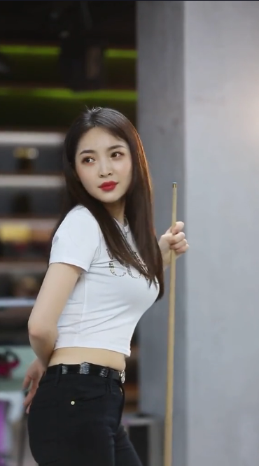 王钟瑶|王钟瑶：最美台球女裁判，酷似世界小姐，魔鬼身材太亮眼
