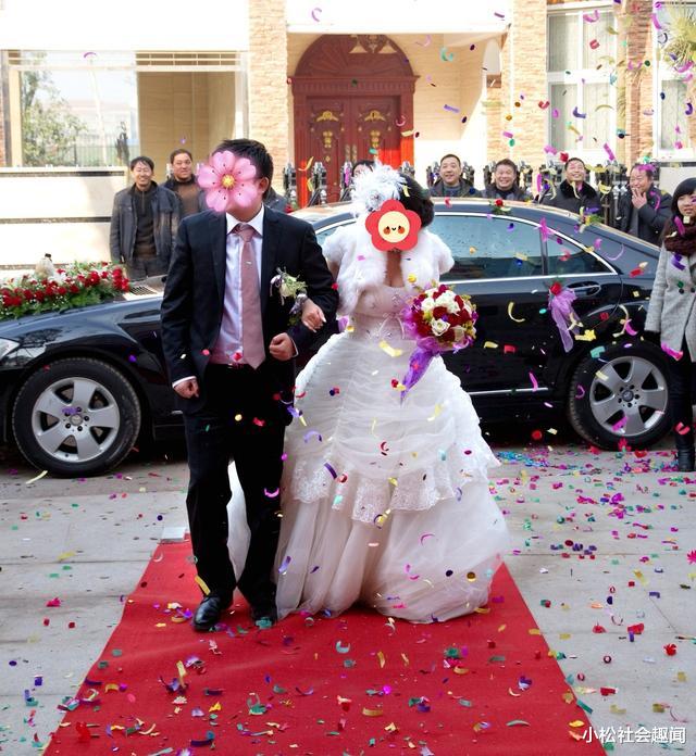男子发现妻子后背有刺青,当场提出退婚,妻子:以前年龄小不懂事