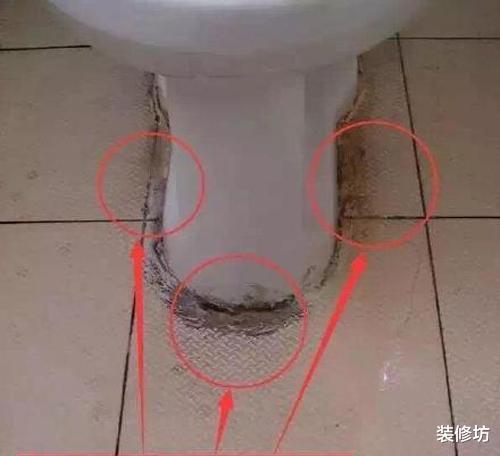 马桶底座“发霉发黑”?不用换玻璃胶!教你这么做,霉斑自动消失