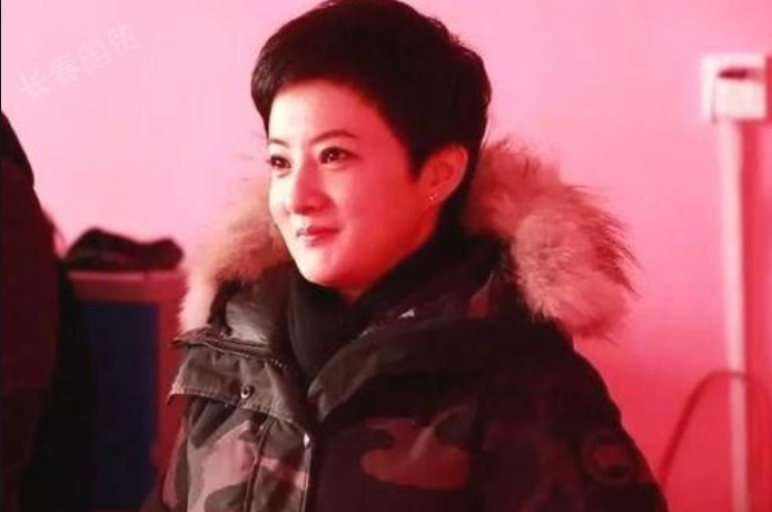 婉君|“小婉君”已40岁了,一头短发干练利索,不婚生活更潇洒!