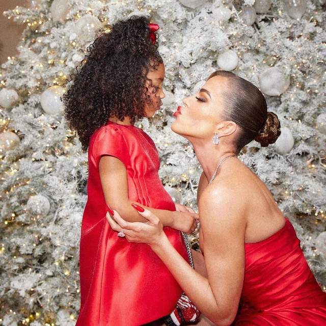 金·卡戴珊|科勒卡戴珊首晒二胎代孕儿子！她穿抹胸红裙好美，孩子爸出轨成瘾