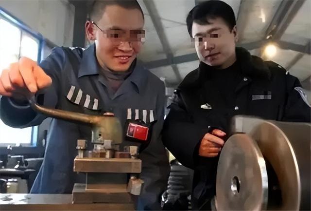 普法:被判无期徒刑的犯人,每天在监狱里干些什么?